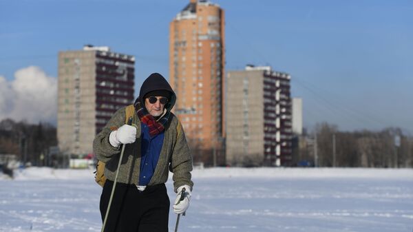 Мужчина прогуливается в одном из парков Москвы
