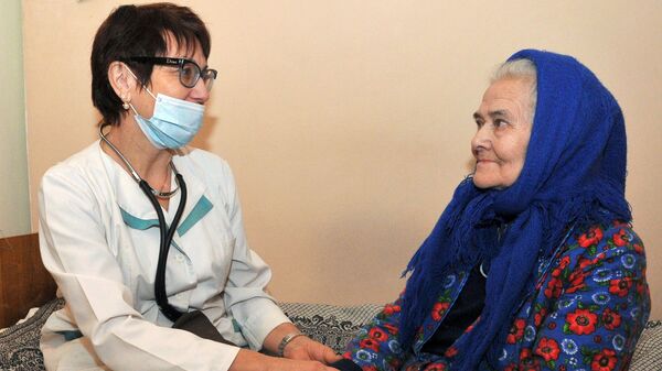 Медицинский работник Центра по оказанию социальной помощи лицам без определенного места жительства осматривает пациентку