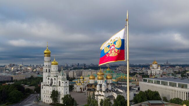 Президентский штандарт в Московском Кремле