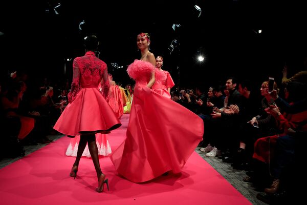 Показ коллекции Alexis Mabille на Неделе моды Haute Couture в Париже