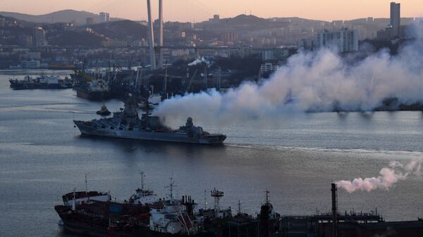 Гвардейский ракетный крейсер Варяг в порту Владивостока