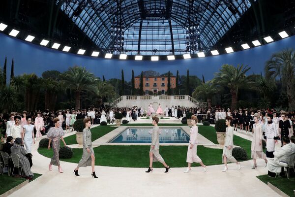 Показ коллекции Karl Lagerfeld на Неделе моды Haute Couture в Париже