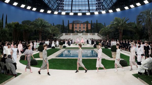 Показ коллекции Karl Lagerfeld на Неделе моды Haute Couture в Париже