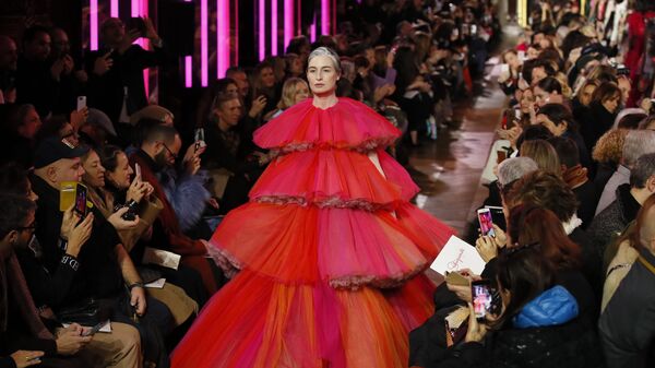 Показ коллекции Schiaparelli's на Неделе моды Haute Couture в Париже