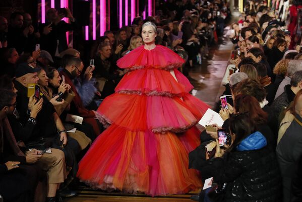 Показ коллекции Schiaparelli's на Неделе моды Haute Couture в Париже