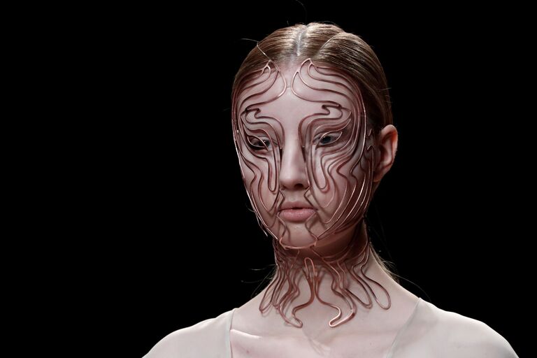 Показ коллекции Iris van Herpen на Неделе моды Haute Couture в Париже