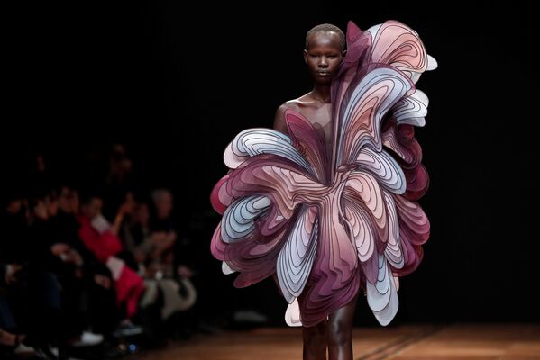 Показ коллекции Iris van Herpen на Неделе моды Haute Couture в Париже