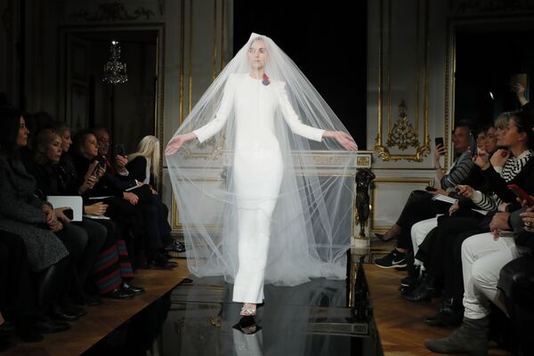Показ коллекции Armani на Неделе моды Haute Couture в Париже