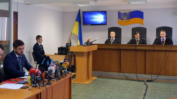 Адвокаты и судьи в Оболонском районном суде города Киева, где проходит судебное заседание, на котором зачитывается приговор экс-президенту Украины Виктору Януковичу