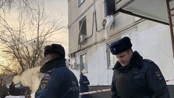 Сотрудники МЧС и полиции у дома на улице Костромская в Москве, где произошел хлопок. 24 января 2019