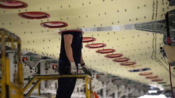 Cотрудник Airbus на заводе по производству крыльев Airbus недалеко от Бротона на северо-востоке Уэльса