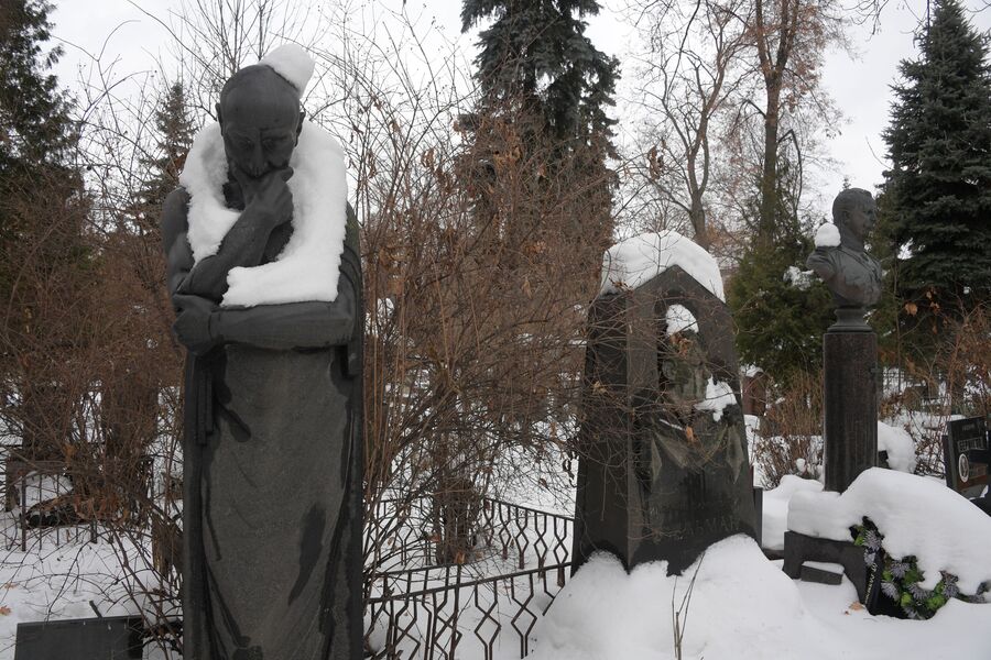 Скульптура Мысль на могиле Сергея Меркурова