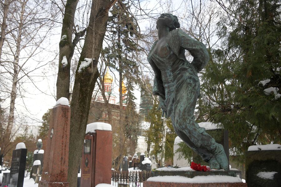 Памятник Зое Космодемьянской на Новодевичьем кладбище