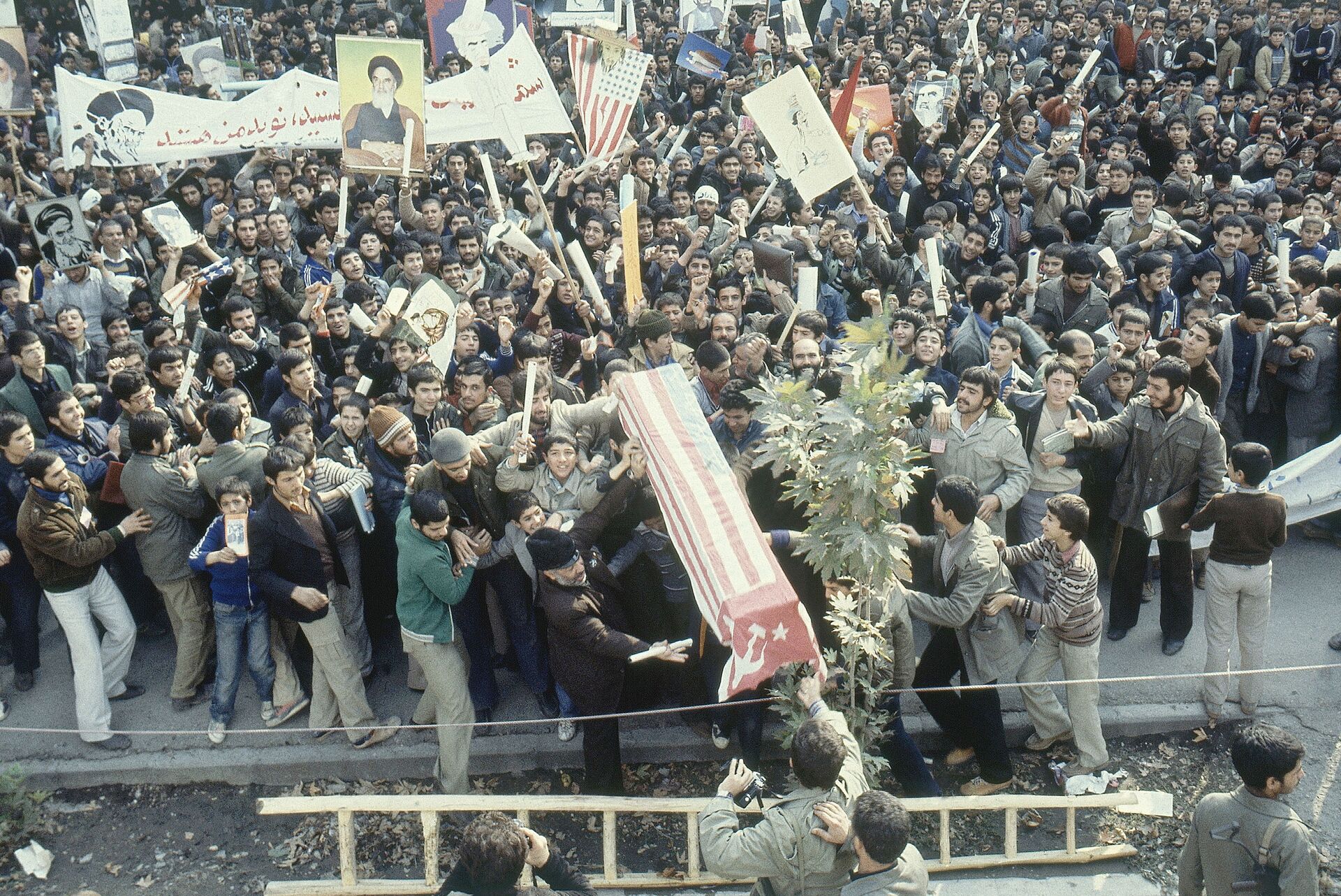 Иранцы с плакатами с изображением Аятоллы Хомейни во время протестов у здания посольства США в Тегеране. Ноябрь 1979 года - РИА Новости, 1920, 03.11.2021