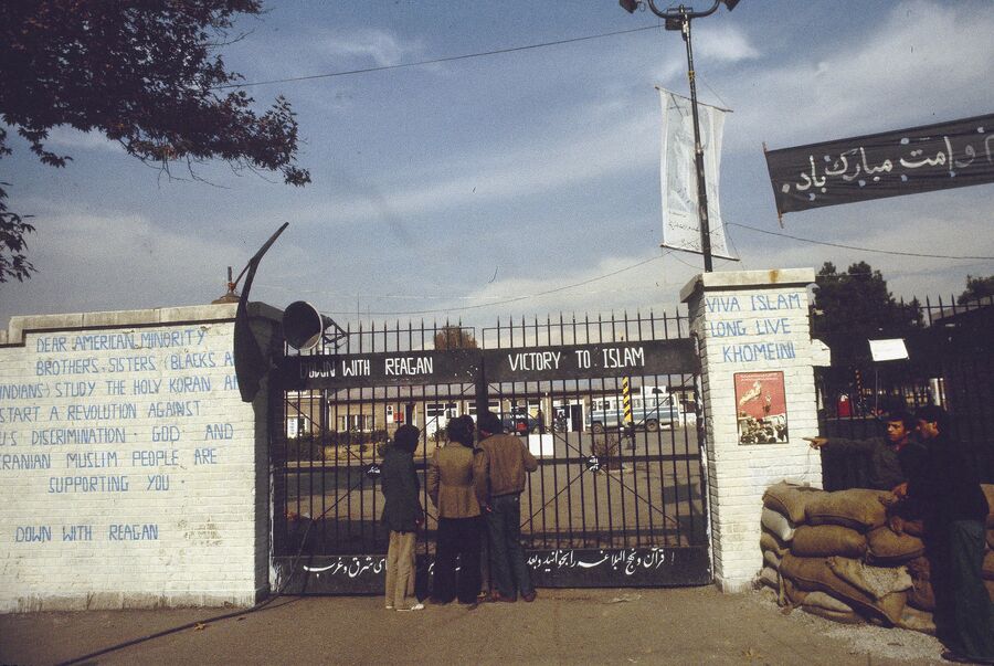 Вход на территорию посольства США в Тегеране. 1980 год 