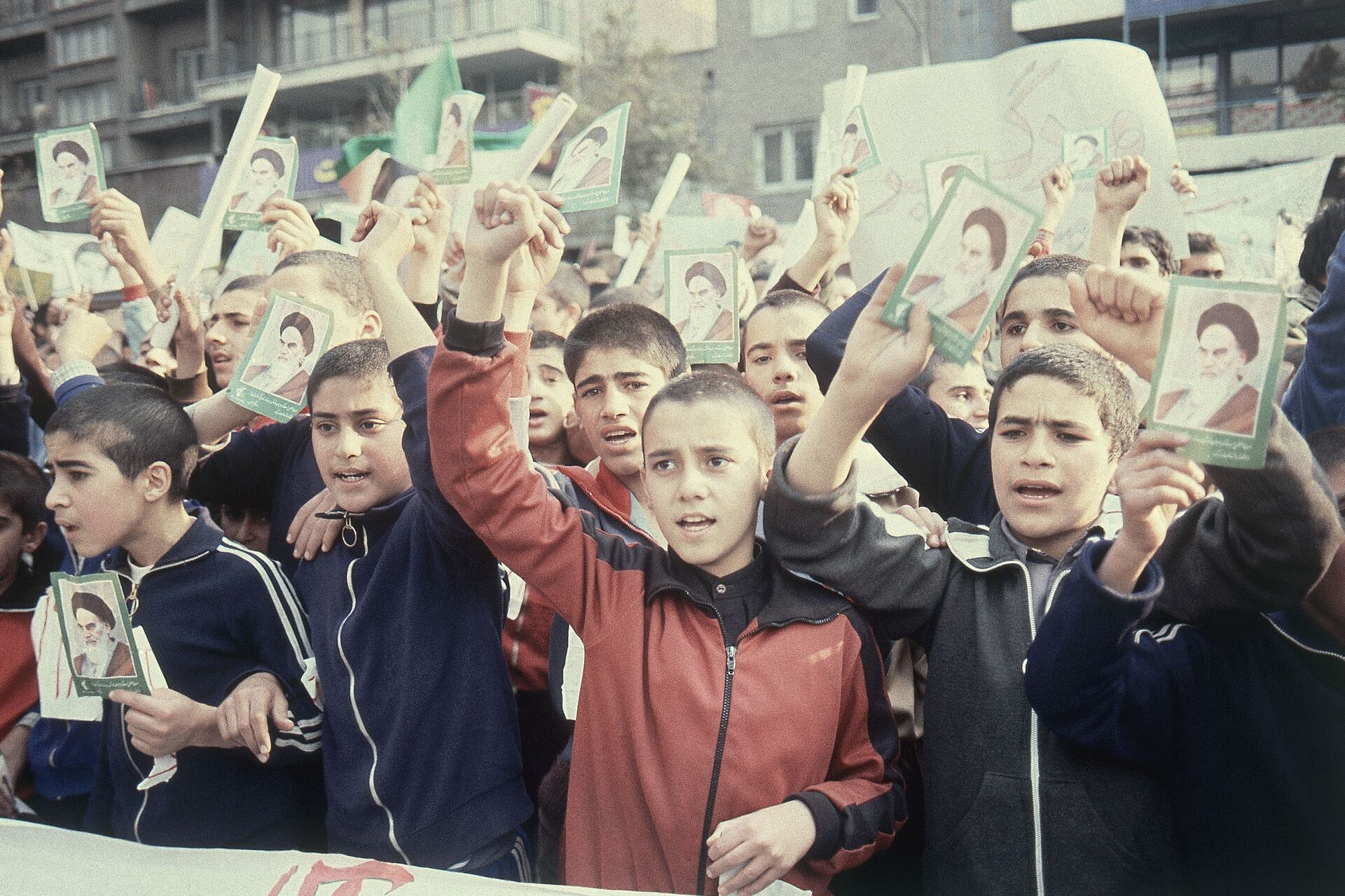 Мальчики с плакатами Аятоллы Хомейни у здания посольства США в Иране. Ноябрь 1979 года  - РИА Новости, 1920, 19.11.2021