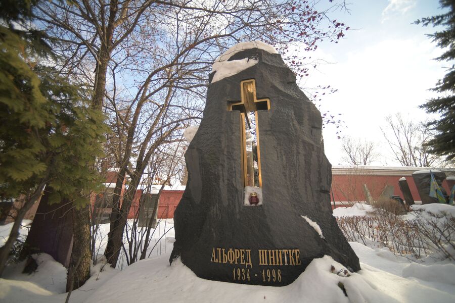 Памятник на могиле Альфреда Шнитке на Новодевичьем кладбище