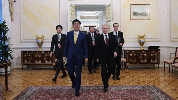 Президент РФ Владимир Путин и премьер-министр Японии Синдзо Абэ во время встречи в Москве. 22 января 2019 