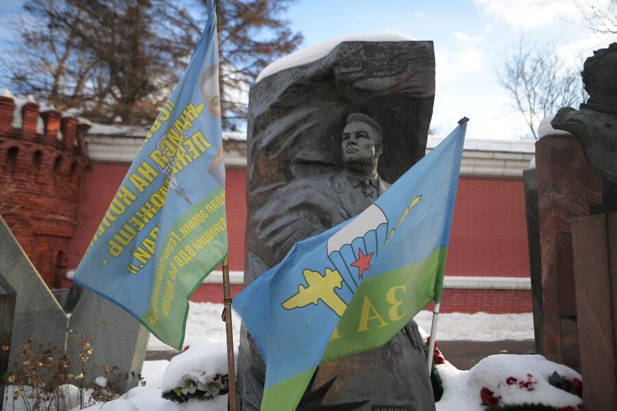 Памятник В. Ф. Маргелову на Новодевичьем кладбище