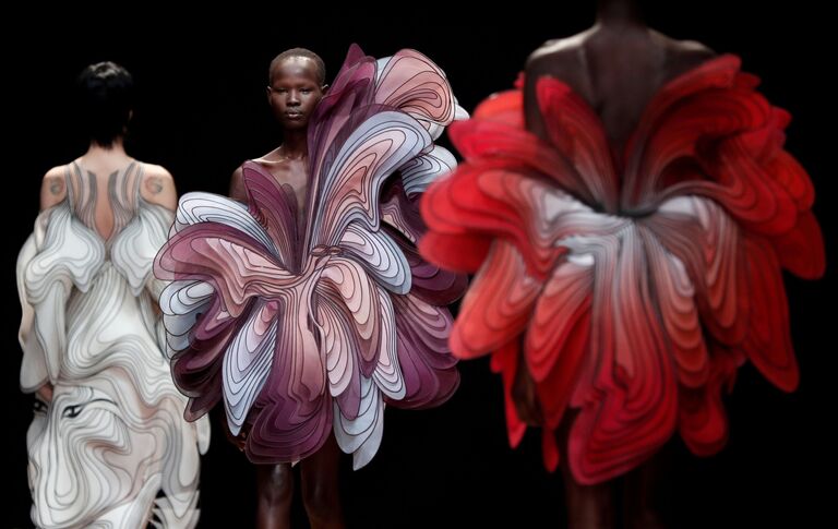 Модели во время показа коллекции Iris van Herpen на Неделе моды Haute Couture в Париже