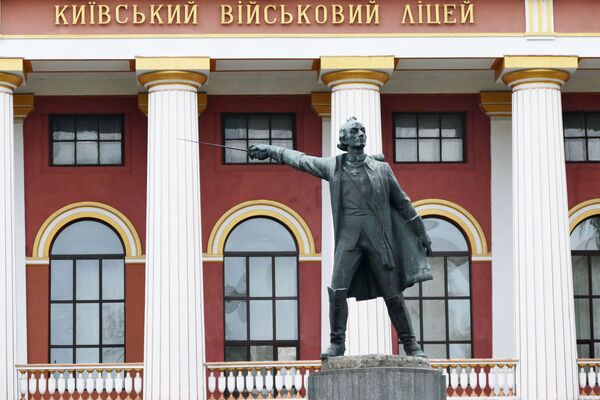 Памятник русского полководца Александра Суворова во дворе Киевского военного лицея имени Ивана Богуна. Памятник русского полководца Александра Суворова во дворе Киевского военного лицея имени Ивана Богуна.