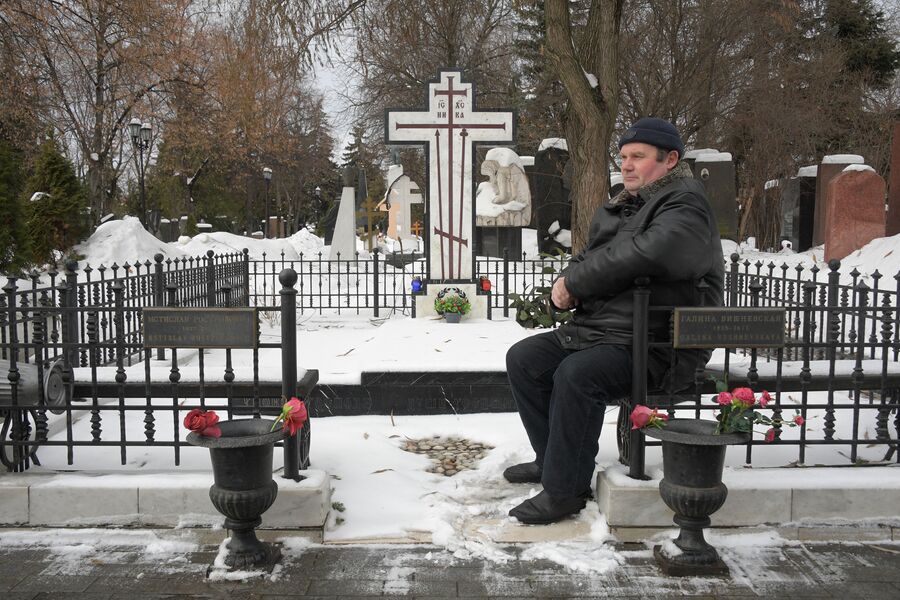 Антон у могилы Галины Вишневской на Новодевичьем кладбище