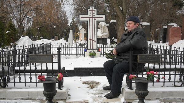 Антон у могилы Галины Вишневской на Новодевичьем кладбище