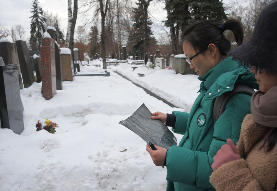 Туристы на Новодевичьем кладбище