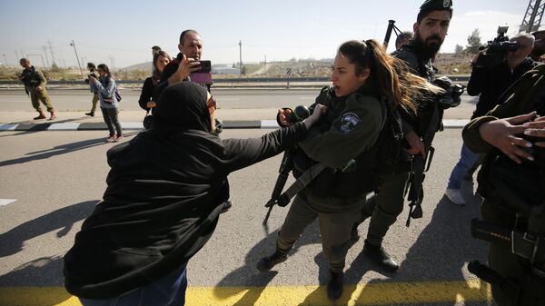 Столкновение палестинских протестующих с полицией Израиля