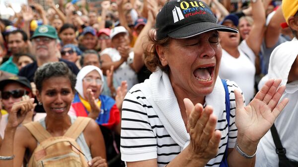 Участники митинга против президента Венесуэлы Николаса Мадуро в Каракасе