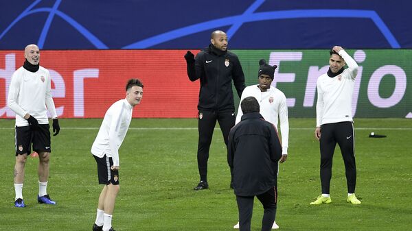 Главный тренер Монако Тьерри Анри (в центре на заднем плане) с футболистами монегасков