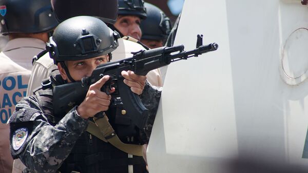 Венесуэльский полицейский с автоматом Калашникова