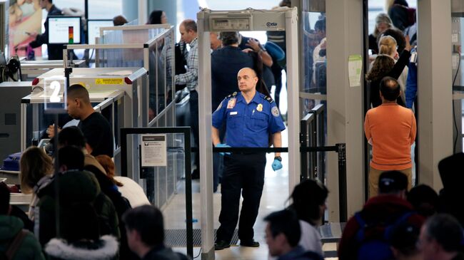 Агенты службы транспортной безопасности в аэропорту, США