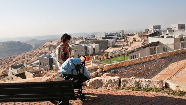 Израильтянка в строящемся израильском поселении на Западном Берегу реки Иордан близ города Рамалла 