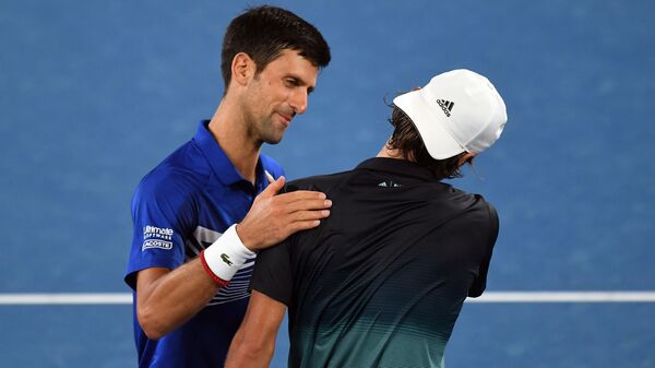 Новак Джокович, выигравший полуфинал Australian Open, утешает соперника Люка Пуй из Франции.