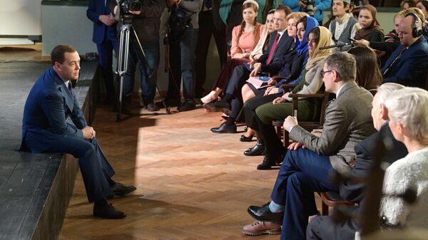 Председатель правительства РФ Дмитрий Медведев во время встречи со студентами Российского института театрального искусства