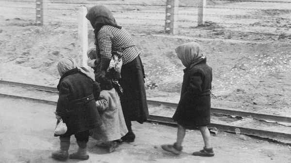 Еврейка из Венгрии с детьми идут в газовые камеры Освенцима, май или июнь 1944 года