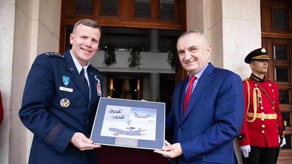 Командующий ВВС НАТО в Европе генерал авиации Тод Уолтерс и президент Албании Илир Мета в городе Кучова 