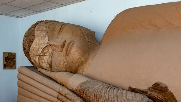 Статуя Будда в нирване в Национальном музее древностей Таджикистана