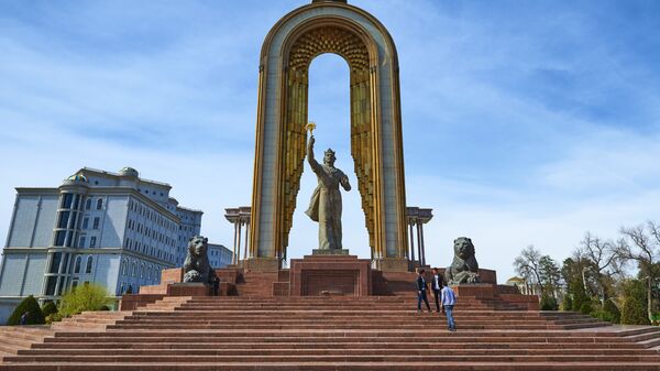 Монумент в честь Исмаила Самани на площади Дусти в Душанбе