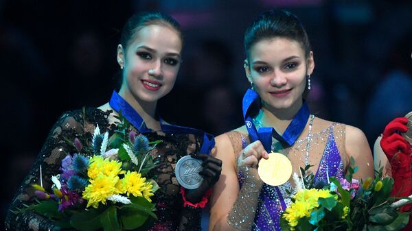 Алина Загитова, Софья Самодурова и Вивека Линдфорс (слева направо)