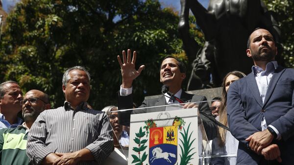 Лидер оппозиции Венесуэлы Хуан Гуаидо выступает на митинге в Каракасе 