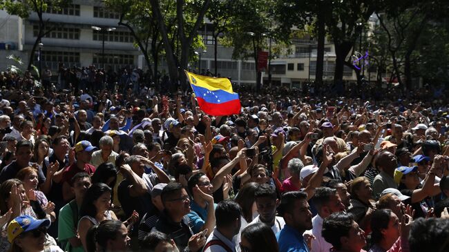Сторонники во время выступления на митинге в Каракасе спикера парламента Венесуэлы и лидера оппозиции Хуана Гуайдо