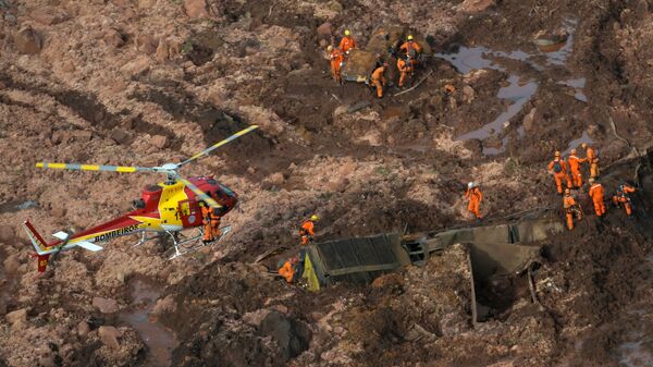 Спасатели на месте прорыва плотин на шахте корпорации Vale в штате Минас-Жерайс, Бразилия
