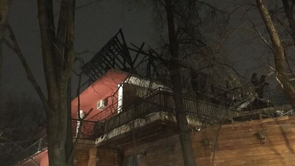 Последствия пожара на крыше ресторана Царские сады у метро Шоссе Энтузиастов