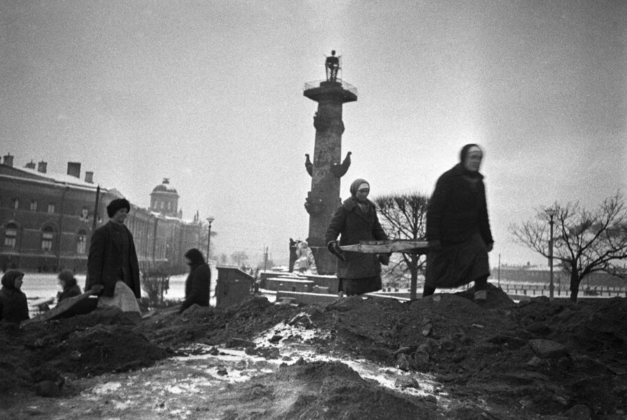 Гражданское население ведет строительство оборонительных сооружений на стрелке Васильевского острова в Ленинграде. 1942 г.