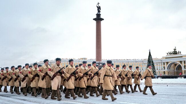 Участники репетиции парада в честь 75-летия снятия блокады Ленинграда на Дворцовой площади в Санкт-Петербурге