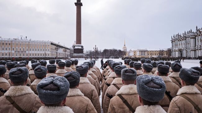 Участники репетиции парада в честь 75-летия снятия блокады Ленинграда на Дворцовой площади в Санкт-Петербурге