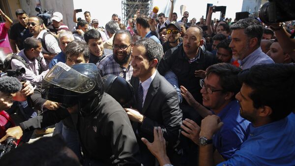Спикер парламента Венесуэлы и лидер оппозиции Хуан Гуаидо, провозгласивший себя временным президентом страны после выступления на митинге в Каракасе