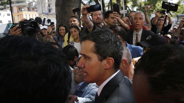 Спикер парламента Венесуэлы и лидер оппозиции Хуан Гуаидо, провозгласивший себя временным президентом страны общается с прессой и сторонниками 